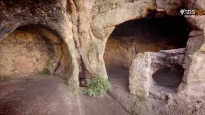 It's got a chapel.
It's got three quite large rooms. - Curse of the Ancients with Alice Roberts