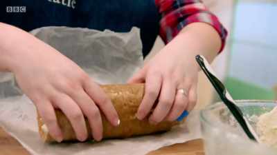 It's got a little crack there. - Britain's Best Home Cook