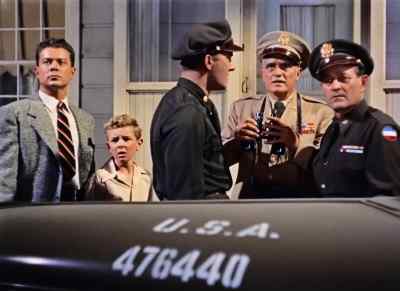 - It's got him! He's gone!
- You can't go out there, Colonel! - Invaders from Mars