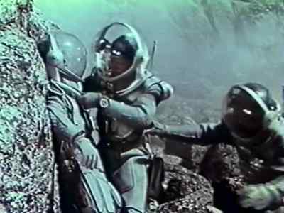 It's got his leg jammed, free his leg! - Voyage to the Planet of Prehistoric Women