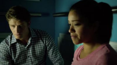 It's my grandma's rosary. - Jane the Virgin