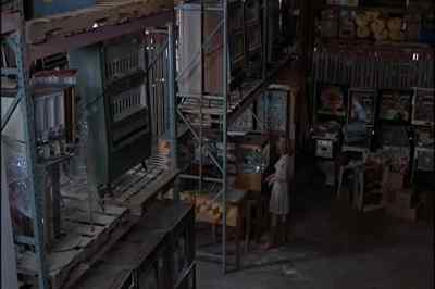 - It's greased.
- Huh? - Flesh and Bone