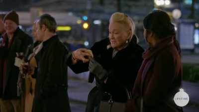 It's great, mwah. - Christmas Lost and Found