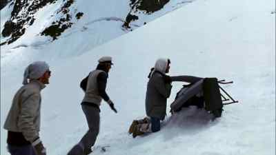 It's heavy. Help me! - Alive