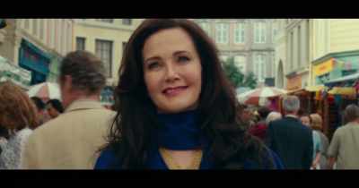 It's just a simple shift of weight.
Takes practice. - Wonder Woman 1984