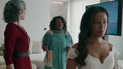It's just that...
well, it's your aura, Chelsea. - The Groomsmen: First Look