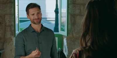 - It's like eating flowers.
(chuckling) - For Love & Honey