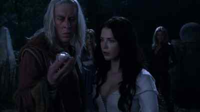 It's another locket. - Legend of the Seeker