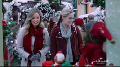 It's so magical.
Look at these decorations. - Christmas at the Palace