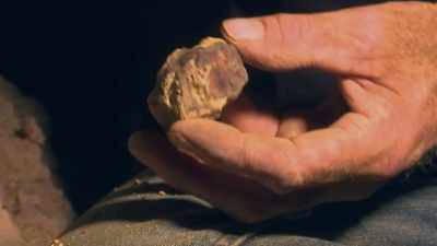 It's matrix opal.
And it keeps coming. - Outback Opal Hunters
