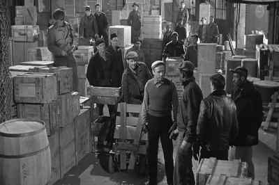 -It's me you really want, isn't it?
-Yeah, black. - Edge of the City