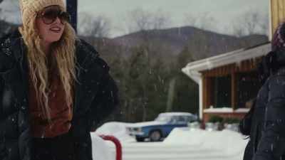 -It's nice!
-Yeah. It's empty. - Poker Face