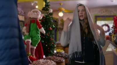 It's not a scarf,
it's, uh, fashion. - Christmas on the Menu