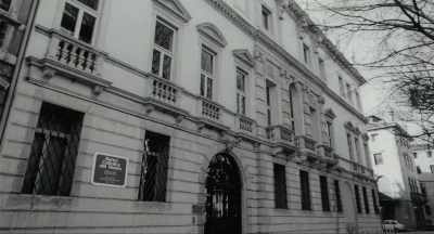 It's not arrival
in terms of size, - Murder of God's Banker