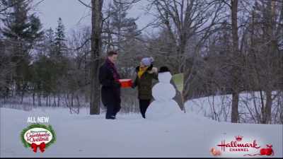 - It's not bad except ...
- Oh what ... what is it? - A Cheerful Christmas