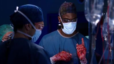 - It's not beating.
- Give it a moment. - Chicago Med