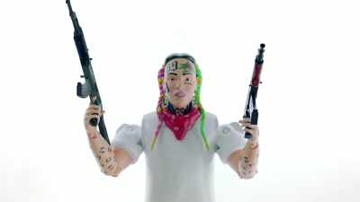 -It's not for everyone.
-[gun cocks] - Supervillain: The Making of Tekashi 6ix9ine
