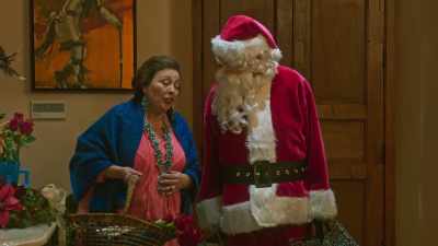 It's not that far, Señora. - Santa Fake