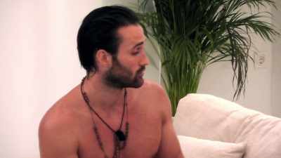 ‐It's not like an idiot.
‐Now, hold on, - Love Island