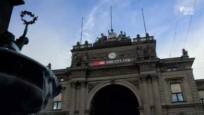 It's now 4pm and commuters
are beginning to make their way - World's Busiest Train Stations