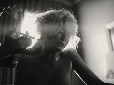 - It's okay, here you go. Just hold on.
- It's okay. - Blonde