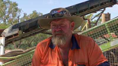It's painful. I've got to go down
that hole and try - Outback Opal Hunters