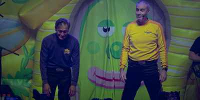 - It's past his bedtime.
- [Murray laughs] - Hot Potato: The Story of The Wiggles