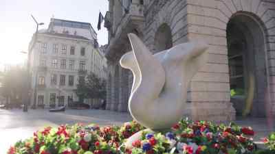 It's pretty obvious - Love on the Danube: Kissing Stars