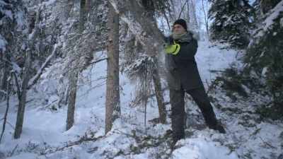 It's really light. - Life Below Zero: Next Generation