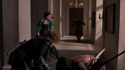 It's refreshments for the Queen.
Take a look. - The Musketeers