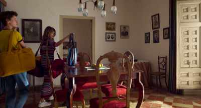 - It's rustic.
- Yes, very. - Parallel Mothers