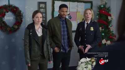 It's Special Agent Robertson,
Captain. Thank you. - Christmas Catch