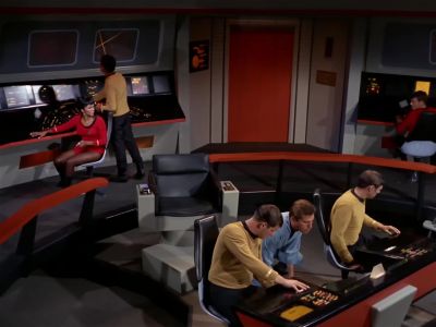 It's still coming toward us. - Star Trek