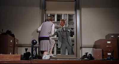 It's stuck. It's stuck. Push. - Thoroughly Modern Millie