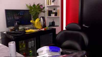- It's super glamorous. Super chic.
- It is... It's... - Backstage with Katherine Ryan