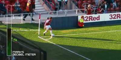It's the 97th minute.
It's another corner. - Welcome to Wrexham
