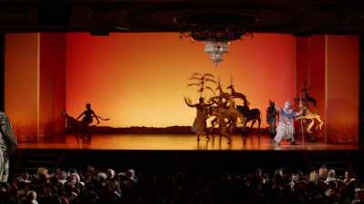 ♪ It's the circle of life ♪ - One Day at Disney