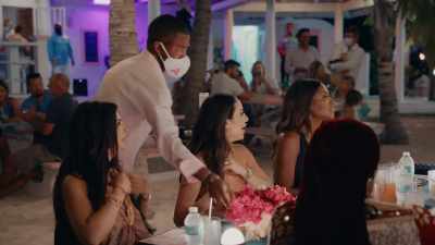 - It's the tequila you like.
- [laughs] - The Real Housewives Ultimate Girls Trip
