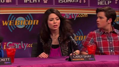 It's true, Carly and
Freddie are deeply in love. - iCarly