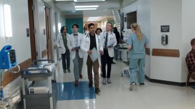 It's, uh, pretty quiet up here.
Couldn't we go to the ER, OR? - The Resident