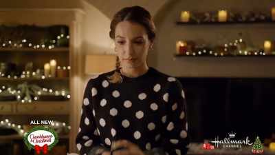 It's, um-- It's beautiful. - Heart of the Holidays
