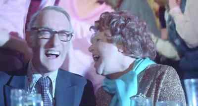 It's very noisy in here. - Holiday on the Buses