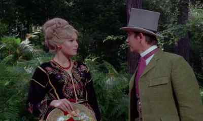 It's warm. - Frankenstein Created Woman
