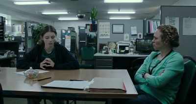 - It's warmer with two people at night.
- Yeah. - Leave No Trace