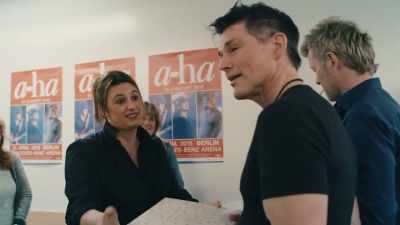 - It's for you.
- L got a heavier... - a-ha: The Movie