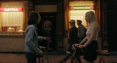 - I've been in there.
- You've been in there? - The Golden Glove