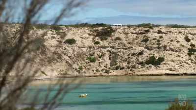 I've decided to hug the coastline
as I head west, - Miriam Margolyes: Australia Unmasked