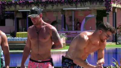 >> I'VE GOT A TEXT! - Love Island