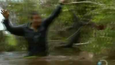 I'VE GOT HIM.
THAT'S A MONITOR LIZARD. - Man vs. Wild