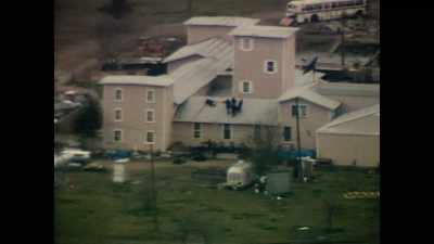 I've got two dead on the roof. - Waco: American Apocalypse